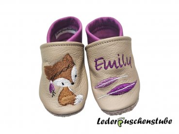 Lederpuschen beige-flieder mit links Namen flieder & Feder einfach (flieder-orchidee-grau) und rechts Boho Fuchs ( braun-weiß-schwarz-orchidee-flieder-rosa)